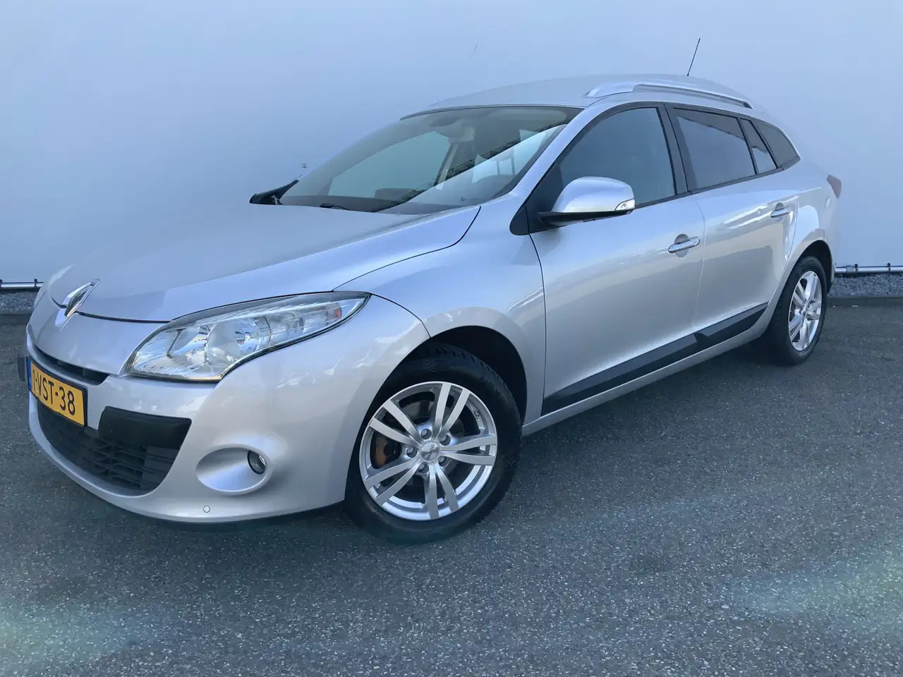 Renault Megane 1.5 dCi Expression Airco Navi Grijs Kenteken Euro - Легковой автомобиль: фото 1 Renault Megane 1.5 dCi Expression Airco Navi Grijs Kenteken Euro - Легковой автомобиль: фото 1