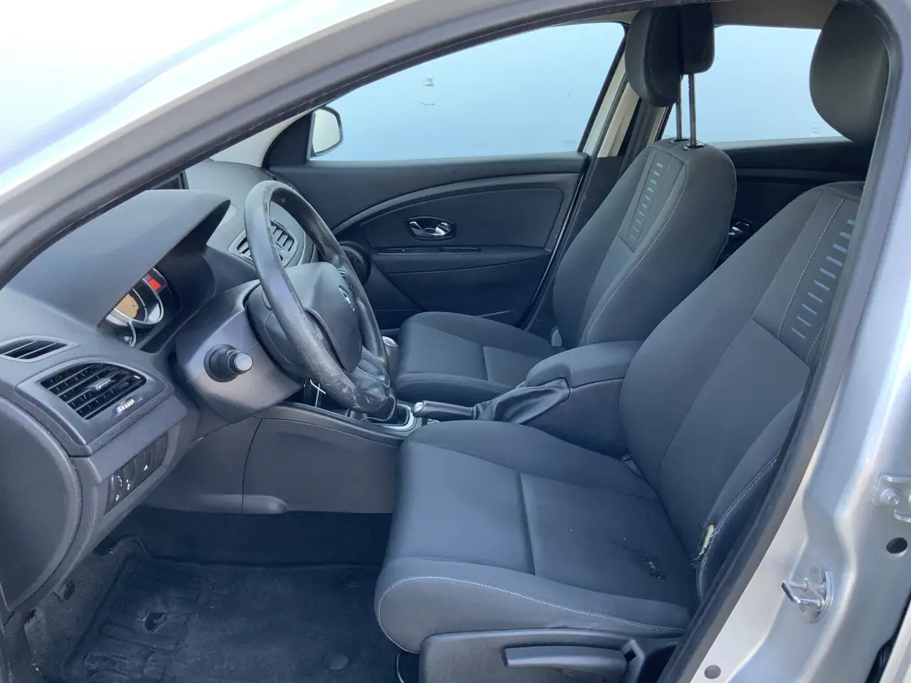 Renault Megane 1.5 dCi Expression Airco Navi Grijs Kenteken Euro - Легковой автомобиль: фото 4 Renault Megane 1.5 dCi Expression Airco Navi Grijs Kenteken Euro - Легковой автомобиль: фото 4