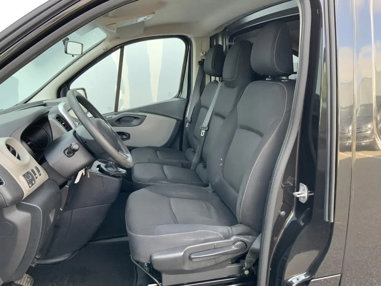 Renault Trafic 1.6 dCi T29 L2H1 Airco Cruise 3 Zits Navi Trekhaak - Цельнометаллический фургон: фото 4 Renault Trafic 1.6 dCi T29 L2H1 Airco Cruise 3 Zits Navi Trekhaak - Цельнометаллический фургон: фото 4