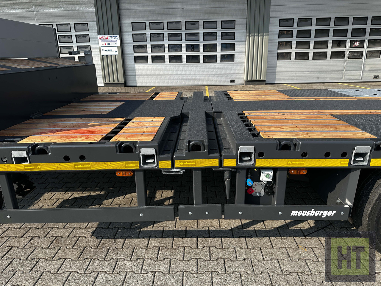 Низкорамный полуприцеп Meusburger 3-Achs-Tele-Semi mit 1 Paar Radmulden und hydr. Rampen: фото 7