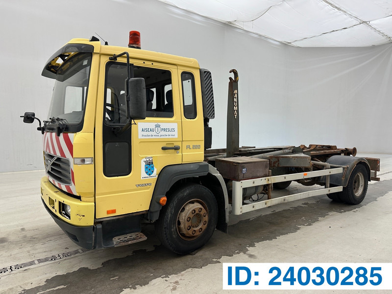 Volvo FL 220 - Крюковой мультилифт: фото 1 Volvo FL 220 - Крюковой мультилифт: фото 1