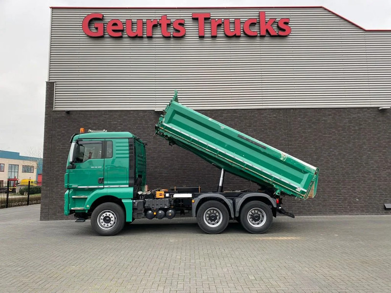 MAN TGX 26.560 6X4 BB + 3 ZIJDIGE KIPPER/TIPPER BORD MATIC - Самосвал: фото 1 MAN TGX 26.560 6X4 BB + 3 ZIJDIGE KIPPER/TIPPER BORD MATIC - Самосвал: фото 1