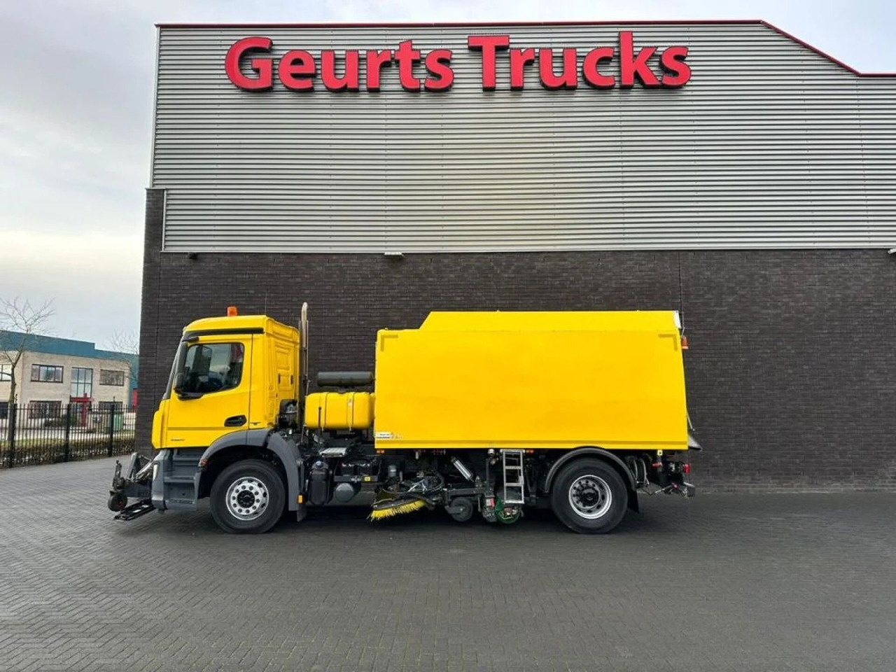 Mercedes-Benz Arocs 1824 4X2 BEAM A9000 SWEEPING TRUCK/ KEHRMA - Подметально-уборочная машина: фото 1 Mercedes-Benz Arocs 1824 4X2 BEAM A9000 SWEEPING TRUCK/ KEHRMA - Подметально-уборочная машина: фото 1