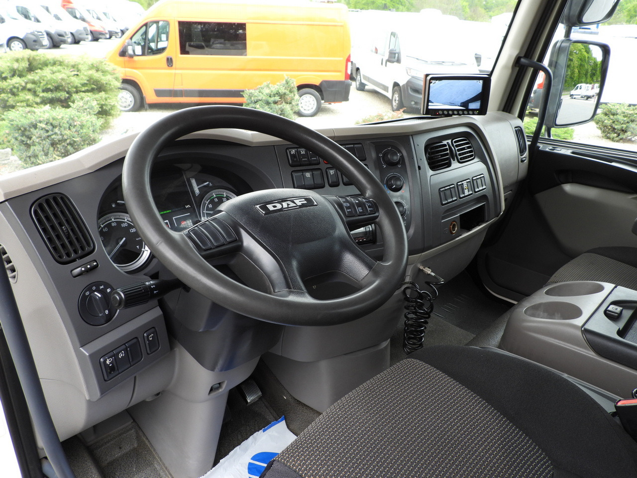 DAF LF 180 THREE-WAY TIPPER CRUISE CONTROL LED LIGHTS AUTOMATIC TRANSMISSION TWIN WHEELS AIR CONDITIONING 180HP - Малотоннажный самосвал: фото 2 DAF LF 180 THREE-WAY TIPPER CRUISE CONTROL LED LIGHTS AUTOMATIC TRANSMISSION TWIN WHEELS AIR CONDITIONING 180HP - Малотоннажный самосвал: фото 2