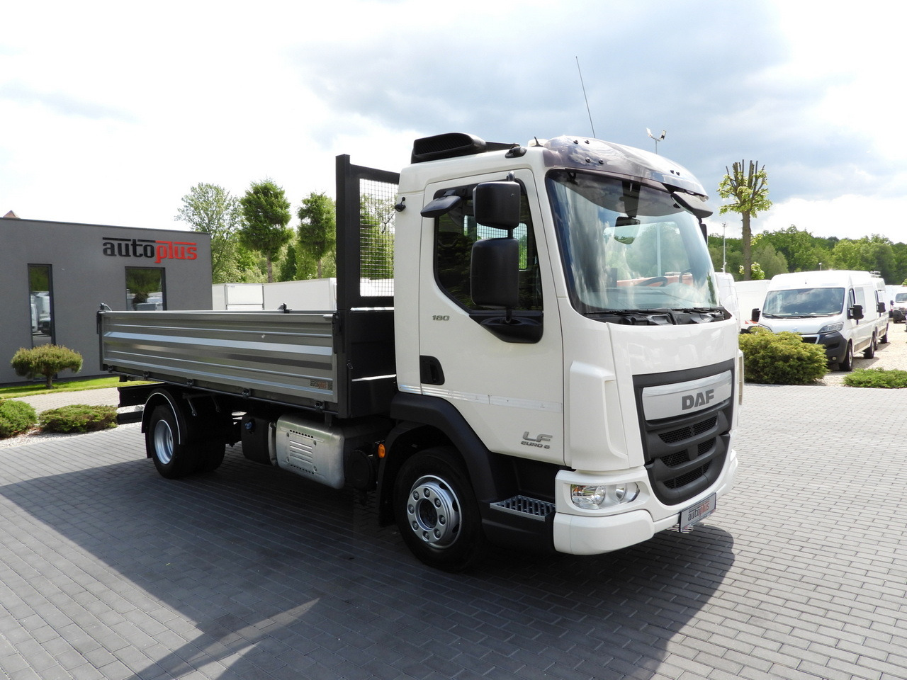 DAF LF 180 THREE-WAY TIPPER CRUISE CONTROL LED LIGHTS AUTOMATIC TRANSMISSION TWIN WHEELS AIR CONDITIONING 180HP - Самосвал: фото 4 DAF LF 180 THREE-WAY TIPPER CRUISE CONTROL LED LIGHTS AUTOMATIC TRANSMISSION TWIN WHEELS AIR CONDITIONING 180HP - Самосвал: фото 4