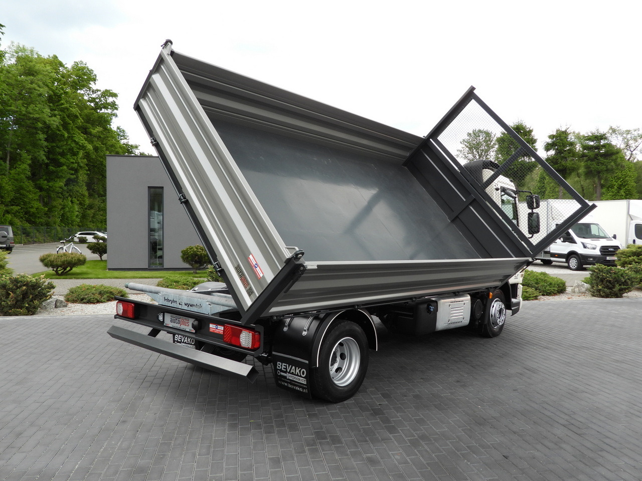 DAF LF 180 THREE-WAY TIPPER CRUISE CONTROL LED LIGHTS AUTOMATIC TRANSMISSION TWIN WHEELS AIR CONDITIONING 180HP - Малотоннажный самосвал: фото 3 DAF LF 180 THREE-WAY TIPPER CRUISE CONTROL LED LIGHTS AUTOMATIC TRANSMISSION TWIN WHEELS AIR CONDITIONING 180HP - Малотоннажный самосвал: фото 3