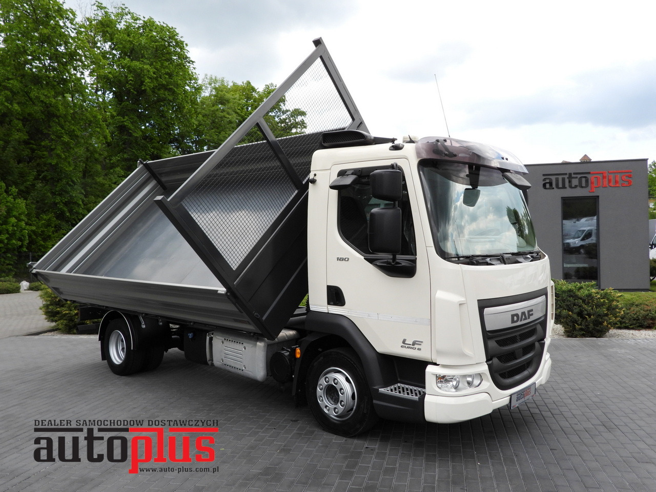 DAF LF 180 THREE-WAY TIPPER CRUISE CONTROL LED LIGHTS AUTOMATIC TRANSMISSION TWIN WHEELS AIR CONDITIONING 180HP - Малотоннажный самосвал: фото 1 DAF LF 180 THREE-WAY TIPPER CRUISE CONTROL LED LIGHTS AUTOMATIC TRANSMISSION TWIN WHEELS AIR CONDITIONING 180HP - Малотоннажный самосвал: фото 1