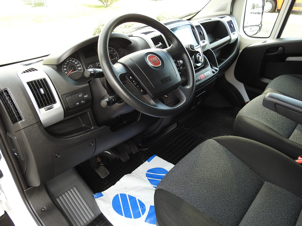 FIAT DUCATO BOX LIFT 8 PALLETS CRUISE CONTROL NAVIGATION LED LIGHTS AIR CONDITIONING 130HP - Фургон с закрытым кузовом: фото 2 FIAT DUCATO BOX LIFT 8 PALLETS CRUISE CONTROL NAVIGATION LED LIGHTS AIR CONDITIONING 130HP - Фургон с закрытым кузовом: фото 2