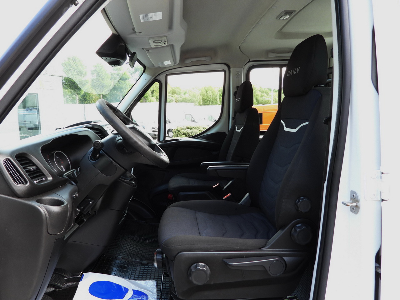 IVECO DAILY 35C16 TIPPER DOUBLE CABIN DOKA 6 SEATS CRUISE CONTROL NAVIGATION TWIN WHEELS AIR CONDITIONING  160HP в лизинг IVECO DAILY 35C16 TIPPER DOUBLE CABIN DOKA 6 SEATS CRUISE CONTROL NAVIGATION TWIN WHEELS AIR CONDITIONING  160HP: фото 24