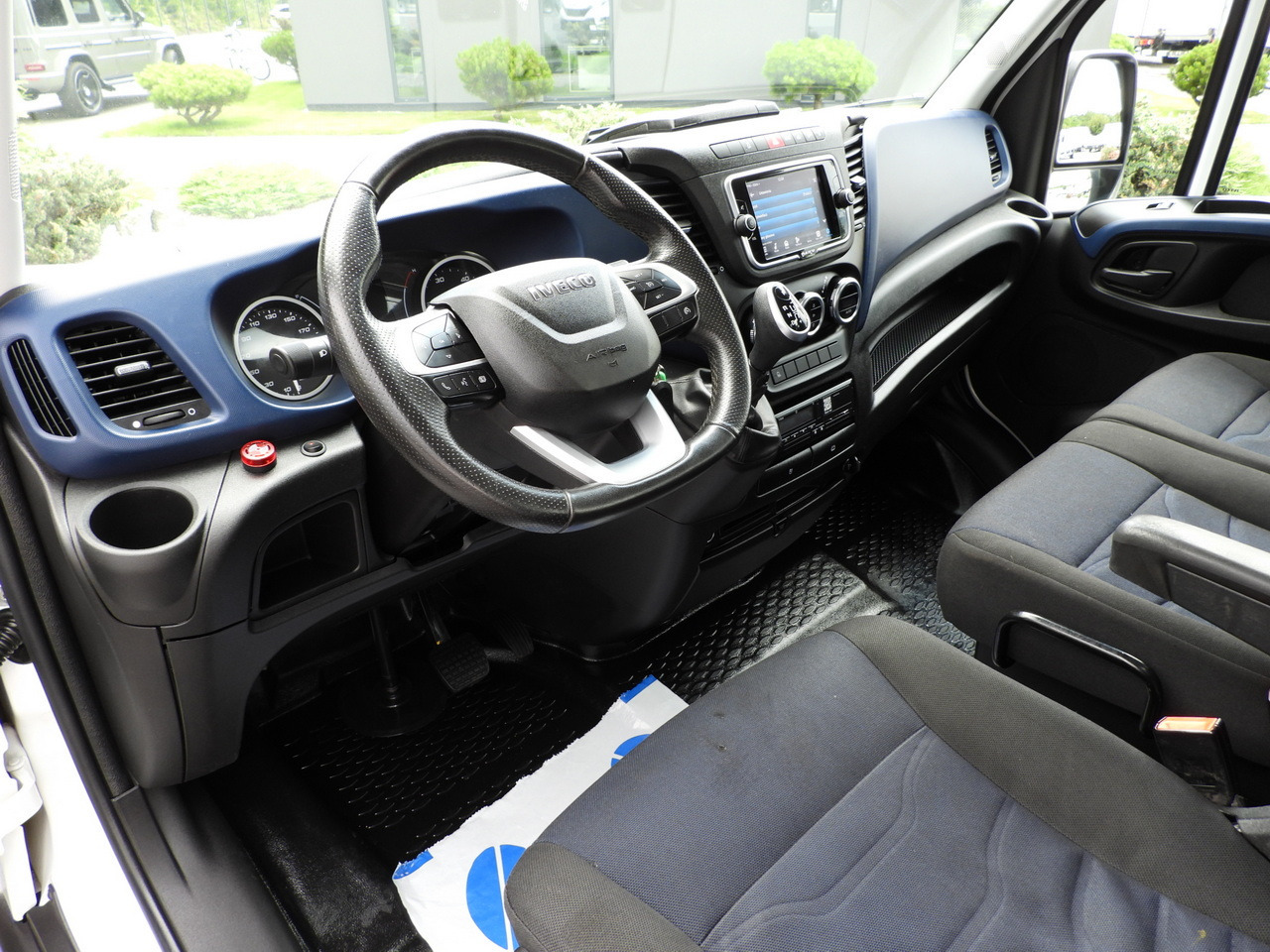 IVECO DAILY 35C18 THREE-WAY TIPPER 3 HDS SEATS CRUISE CONTROL LED LIGHTS AUTOMATIC TRANSMISSION HI-MATIC TWIN WHEELS AIR CONDITIONING 180HP - Малотоннажный самосвал: фото 2 IVECO DAILY 35C18 THREE-WAY TIPPER 3 HDS SEATS CRUISE CONTROL LED LIGHTS AUTOMATIC TRANSMISSION HI-MATIC TWIN WHEELS AIR CONDITIONING 180HP - Малотоннажный самосвал: фото 2