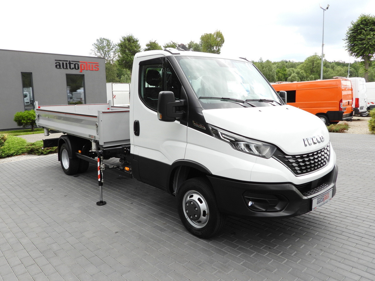 IVECO DAILY 35C18 THREE-WAY TIPPER 3 HDS SEATS CRUISE CONTROL LED LIGHTS AUTOMATIC TRANSMISSION HI-MATIC TWIN WHEELS AIR CONDITIONING 180HP - Малотоннажный самосвал: фото 4 IVECO DAILY 35C18 THREE-WAY TIPPER 3 HDS SEATS CRUISE CONTROL LED LIGHTS AUTOMATIC TRANSMISSION HI-MATIC TWIN WHEELS AIR CONDITIONING 180HP - Малотоннажный самосвал: фото 4