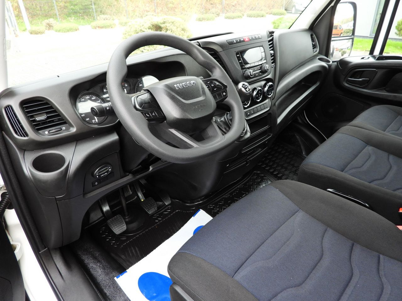 IVECO DAILY 35S14 STAKE BODY 8 PALLETS CRUISE CONTROL AIR CONDITIONING 140HP - Малотоннажный бортовой грузовик: фото 2 IVECO DAILY 35S14 STAKE BODY 8 PALLETS CRUISE CONTROL AIR CONDITIONING 140HP - Малотоннажный бортовой грузовик: фото 2