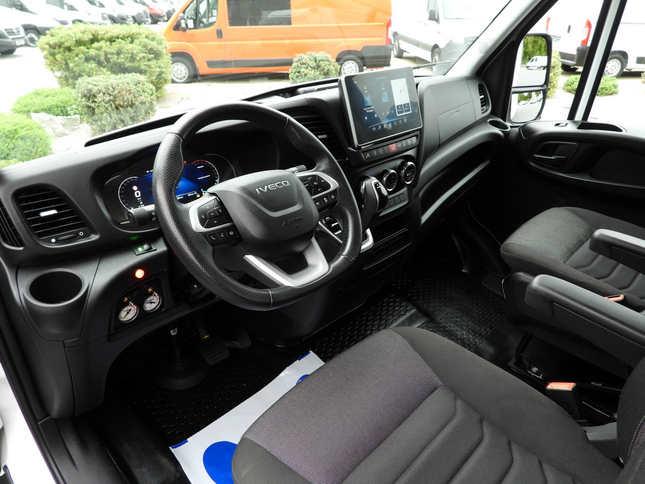 IVECO DAILY 35S18 BOX HI-MATIC LIFT 8 PALLETS CRUISE CONTROL NAVIGATION LED LIGHTS PNEUMATICS AUTOMATIC TRANSMISSION HI-MATIC AIR CONDITIONING 180HP - Фургон с закрытым кузовом: фото 2 IVECO DAILY 35S18 BOX HI-MATIC LIFT 8 PALLETS CRUISE CONTROL NAVIGATION LED LIGHTS PNEUMATICS AUTOMATIC TRANSMISSION HI-MATIC AIR CONDITIONING 180HP - Фургон с закрытым кузовом: фото 2