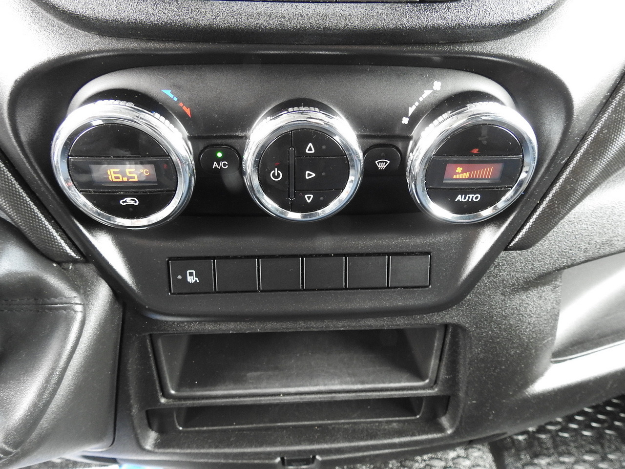 Тентованный фургон IVECO DAILY  35S18 TARPAULIN 10 PALLETS WEBASTO CRUISE CONTROL AIR CONDITIONING  180HP: фото 39