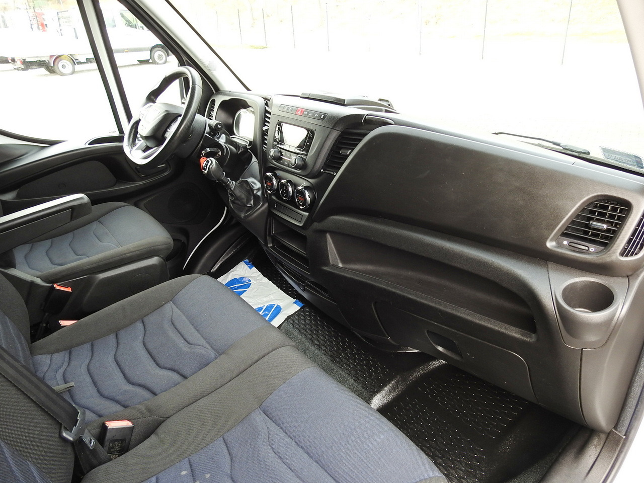 Тентованный фургон IVECO DAILY  35S18 TARPAULIN 10 PALLETS WEBASTO CRUISE CONTROL AIR CONDITIONING  180HP: фото 42