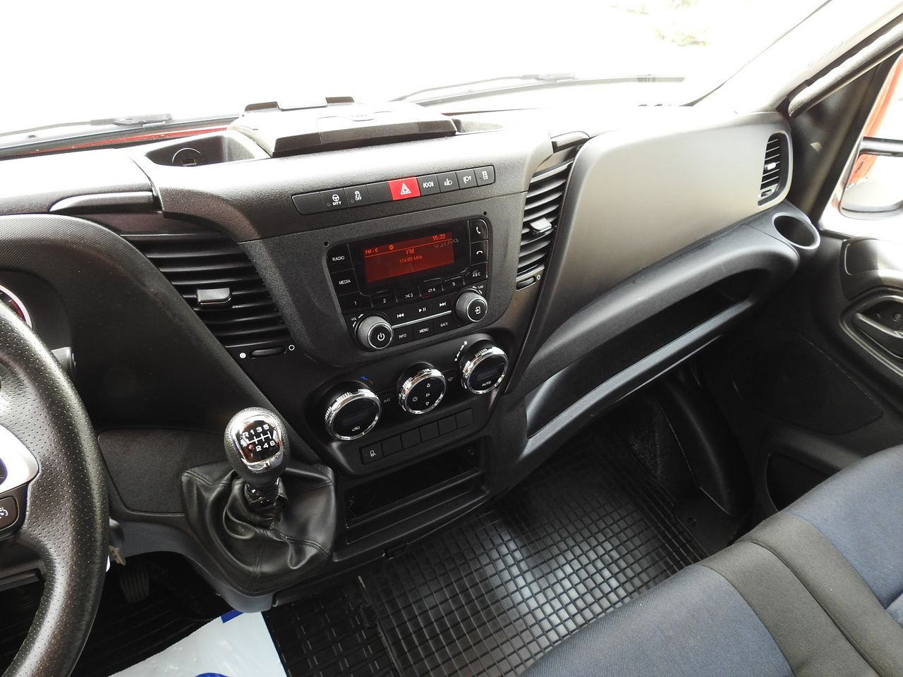 Тентованный фургон IVECO DAILY 35S18 TARPAULIN 10 PALLETS WEBASTO CRUISE CONTROL LED LIGHTS AIR CONDITIONING  180HP: фото 35