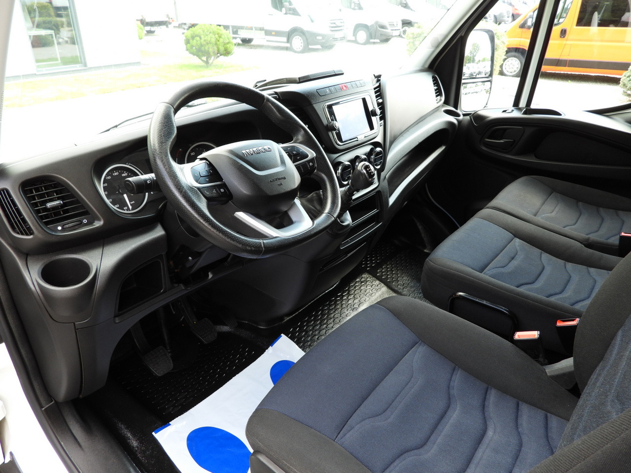 IVECO DAILY 35S18 TARPAULIN 10 PALLETS WEBASTO CRUISE CONTROL NAVIGATION LED LIGHTS AIR CONDITIONING 180HP - Тентованный фургон: фото 2 IVECO DAILY 35S18 TARPAULIN 10 PALLETS WEBASTO CRUISE CONTROL NAVIGATION LED LIGHTS AIR CONDITIONING 180HP - Тентованный фургон: фото 2