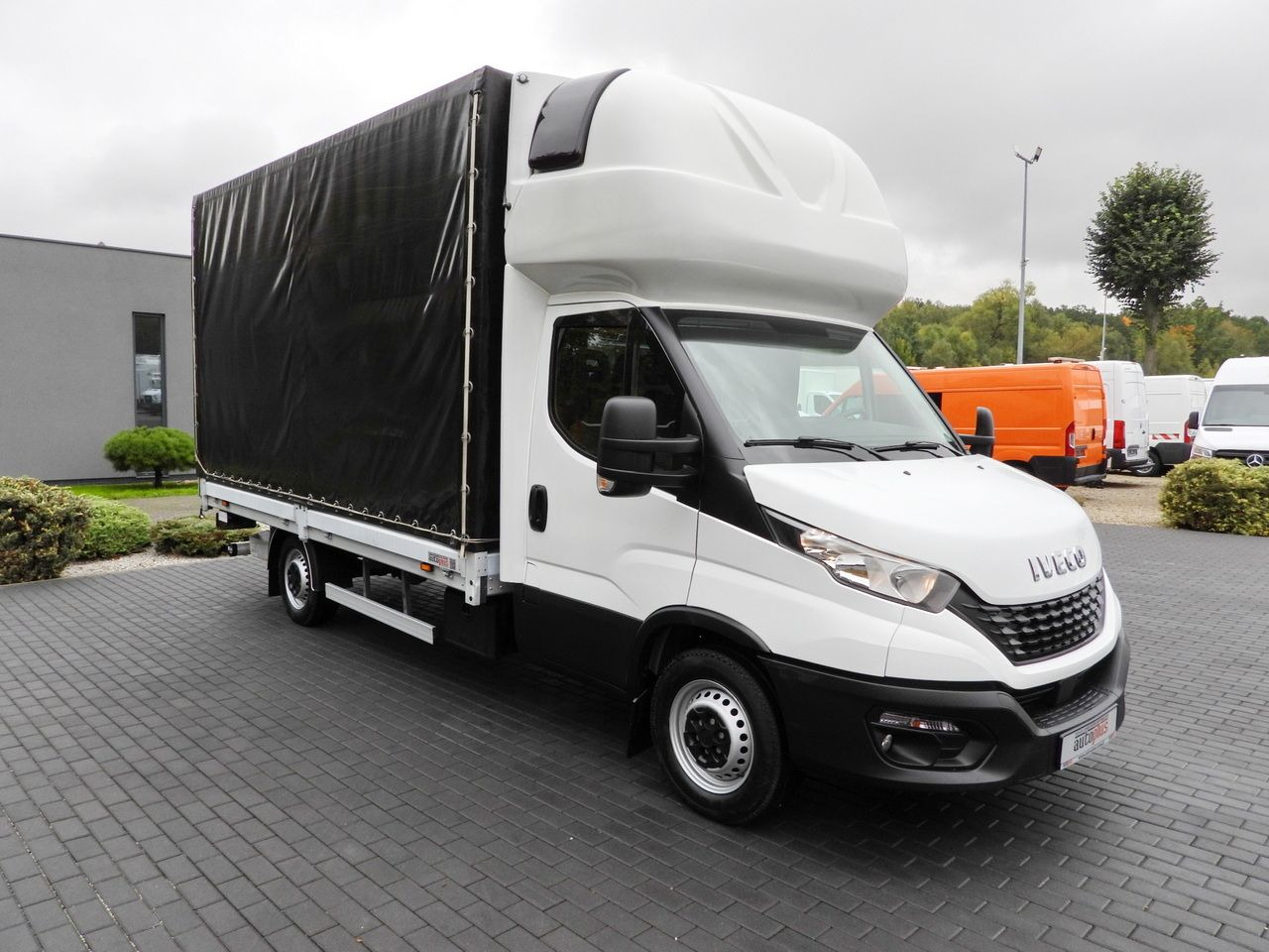 IVECO DAILY 35S18 TARPAULIN LIFT 8 PALLETS WEBASTO CRUISE CONTROL AIR CONDITIONING 180HP - Тентованный фургон: фото 4 IVECO DAILY 35S18 TARPAULIN LIFT 8 PALLETS WEBASTO CRUISE CONTROL AIR CONDITIONING 180HP - Тентованный фургон: фото 4