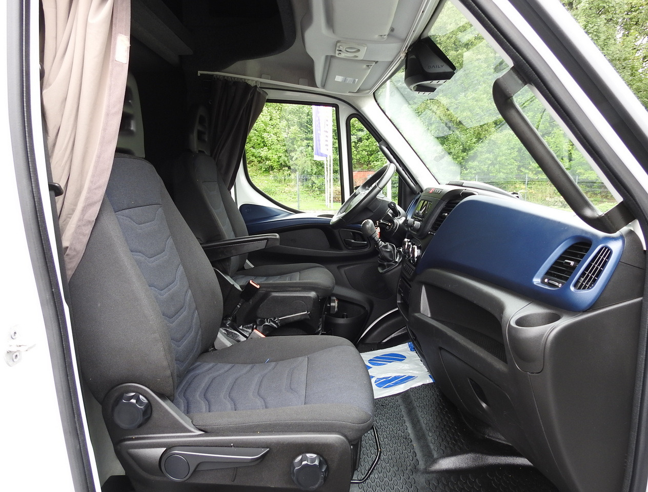 Тентованный фургон IVECO DAILY 70C18 TARPAULIN LIFT 12 PALLETS WEBASTO CRUISE CONTROL TWIN WHEELS AIR CONDITIONING  180HP: фото 42