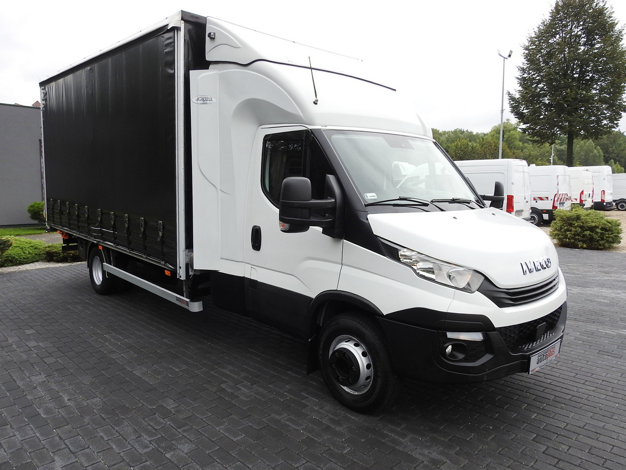 IVECO DAILY 70C18 TARPAULIN LIFT 12 PALLETS WEBASTO CRUISE CONTROL TWIN WHEELS AIR CONDITIONING 180HP - Тентованный фургон: фото 4 IVECO DAILY 70C18 TARPAULIN LIFT 12 PALLETS WEBASTO CRUISE CONTROL TWIN WHEELS AIR CONDITIONING 180HP - Тентованный фургон: фото 4