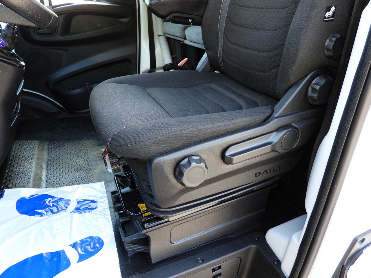 Тентованный фургон IVECO DAILY 70C18 TARPAULIN LIFT 14 PALLETS WEBASTO CRUISE CONTROL LED LIGHTS TWIN WHEELS AIR CONDITIONING  180HP: фото 39