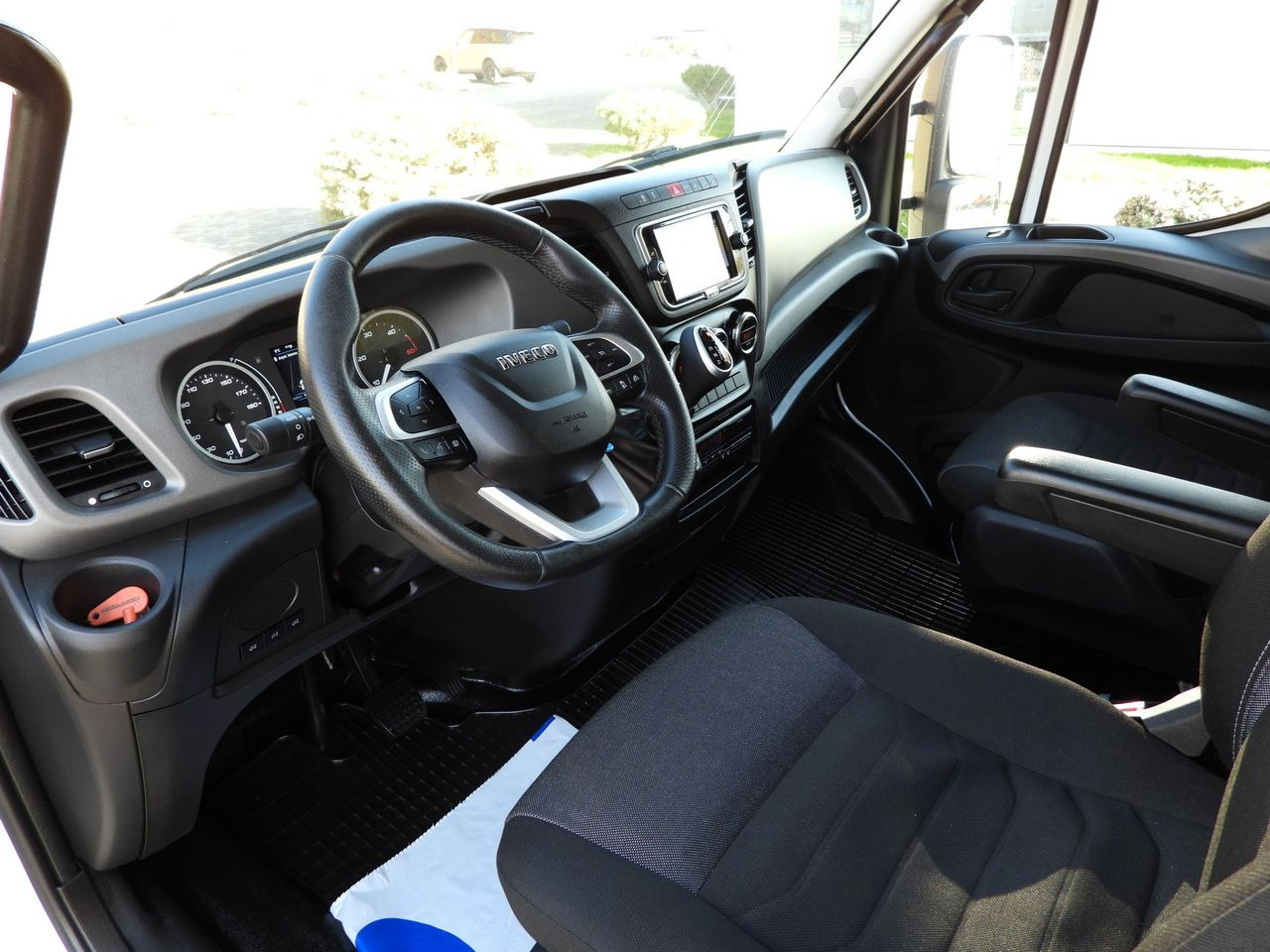 IVECO DAILY 70C18 TARPAULIN LIFT 16 PALLETS WEBASTO CRUISE CONTROL NAVIGATION LED LIGHTS PNEUMATICS AUTOMATIC TRANSMISSION HI-MATIC TWIN WHEELS AIR CONDITIONING 180HP - Тентованный фургон: фото 2 IVECO DAILY 70C18 TARPAULIN LIFT 16 PALLETS WEBASTO CRUISE CONTROL NAVIGATION LED LIGHTS PNEUMATICS AUTOMATIC TRANSMISSION HI-MATIC TWIN WHEELS AIR CONDITIONING 180HP - Тентованный фургон: фото 2