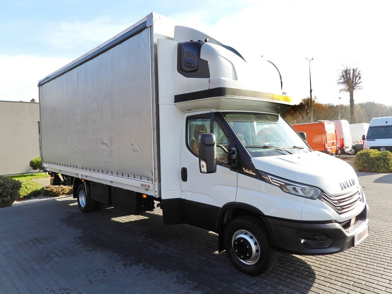 IVECO DAILY 70C18 TARPAULIN LIFT 16 PALLETS WEBASTO CRUISE CONTROL NAVIGATION LED LIGHTS PNEUMATICS AUTOMATIC TRANSMISSION HI-MATIC TWIN WHEELS AIR CONDITIONING 180HP - Тентованный фургон: фото 4 IVECO DAILY 70C18 TARPAULIN LIFT 16 PALLETS WEBASTO CRUISE CONTROL NAVIGATION LED LIGHTS PNEUMATICS AUTOMATIC TRANSMISSION HI-MATIC TWIN WHEELS AIR CONDITIONING 180HP - Тентованный фургон: фото 4