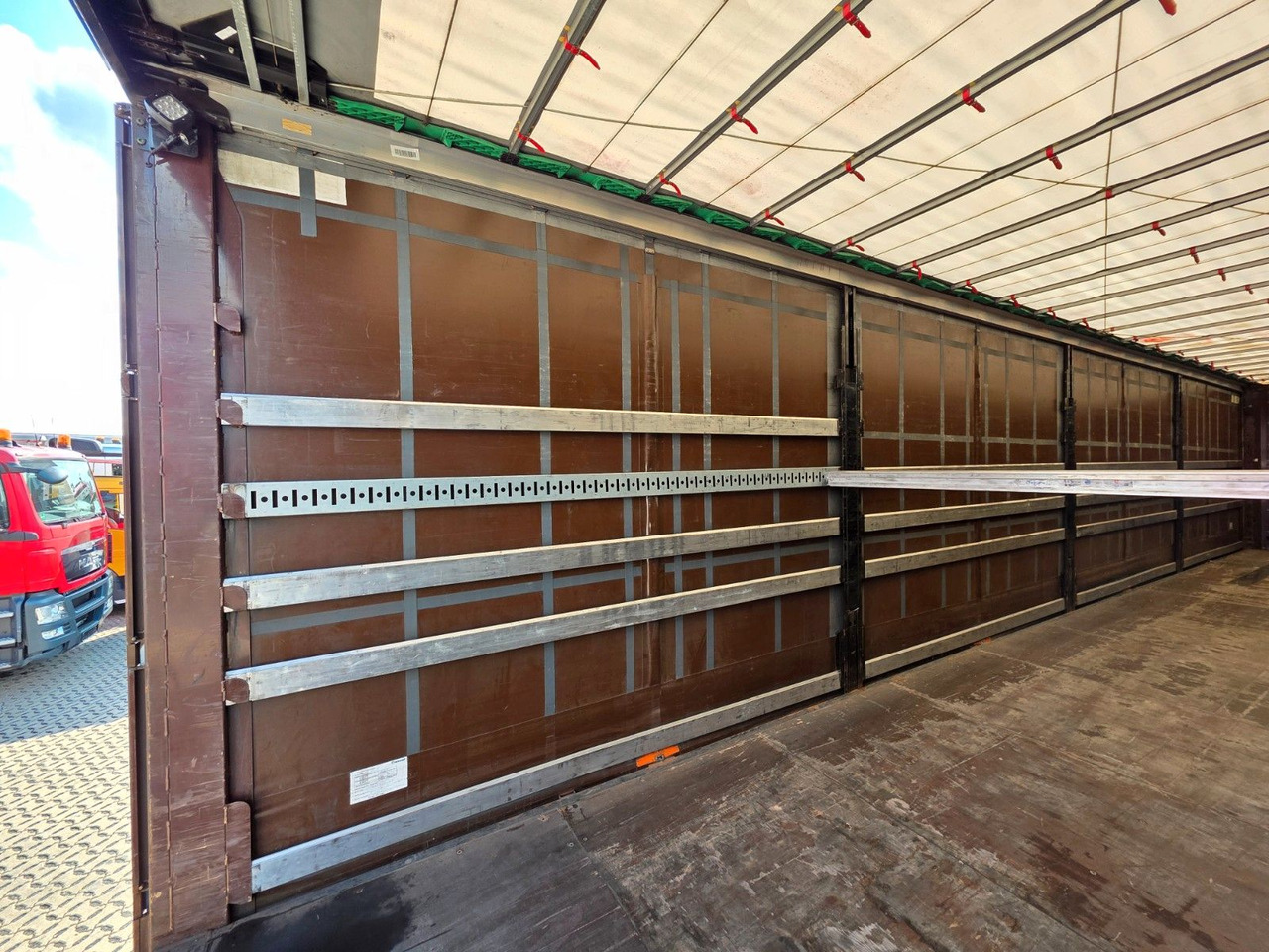 Тентованный полуприцеп Krone SD / Liftachse / EDSCHA: фото 13 Тентованный полуприцеп Krone SD / Liftachse / EDSCHA: фото 13