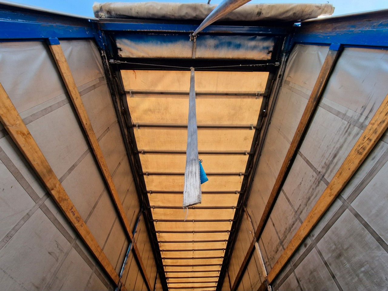 Тентованный полуприцеп Schmidt Hagen SPC/39/E/10,5 / Coilmulde / Lenk-Liftachse: фото 11 Тентованный полуприцеп Schmidt Hagen SPC/39/E/10,5 / Coilmulde / Lenk-Liftachse: фото 11