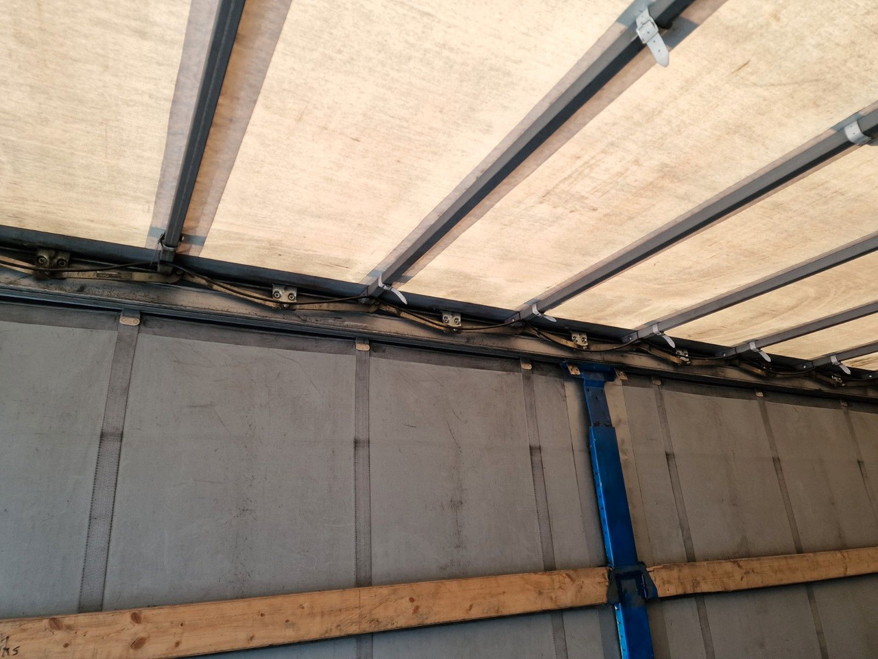 Тентованный полуприцеп Schmidt Hagen SPC/39/E/10,5 / Coilmulde / Lenk-Liftachse: фото 18 Тентованный полуприцеп Schmidt Hagen SPC/39/E/10,5 / Coilmulde / Lenk-Liftachse: фото 18