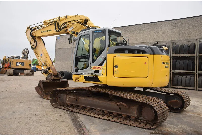 New Holland Kobelco E235B SR-LCT - Гусеничный экскаватор: фото 1 New Holland Kobelco E235B SR-LCT - Гусеничный экскаватор: фото 1