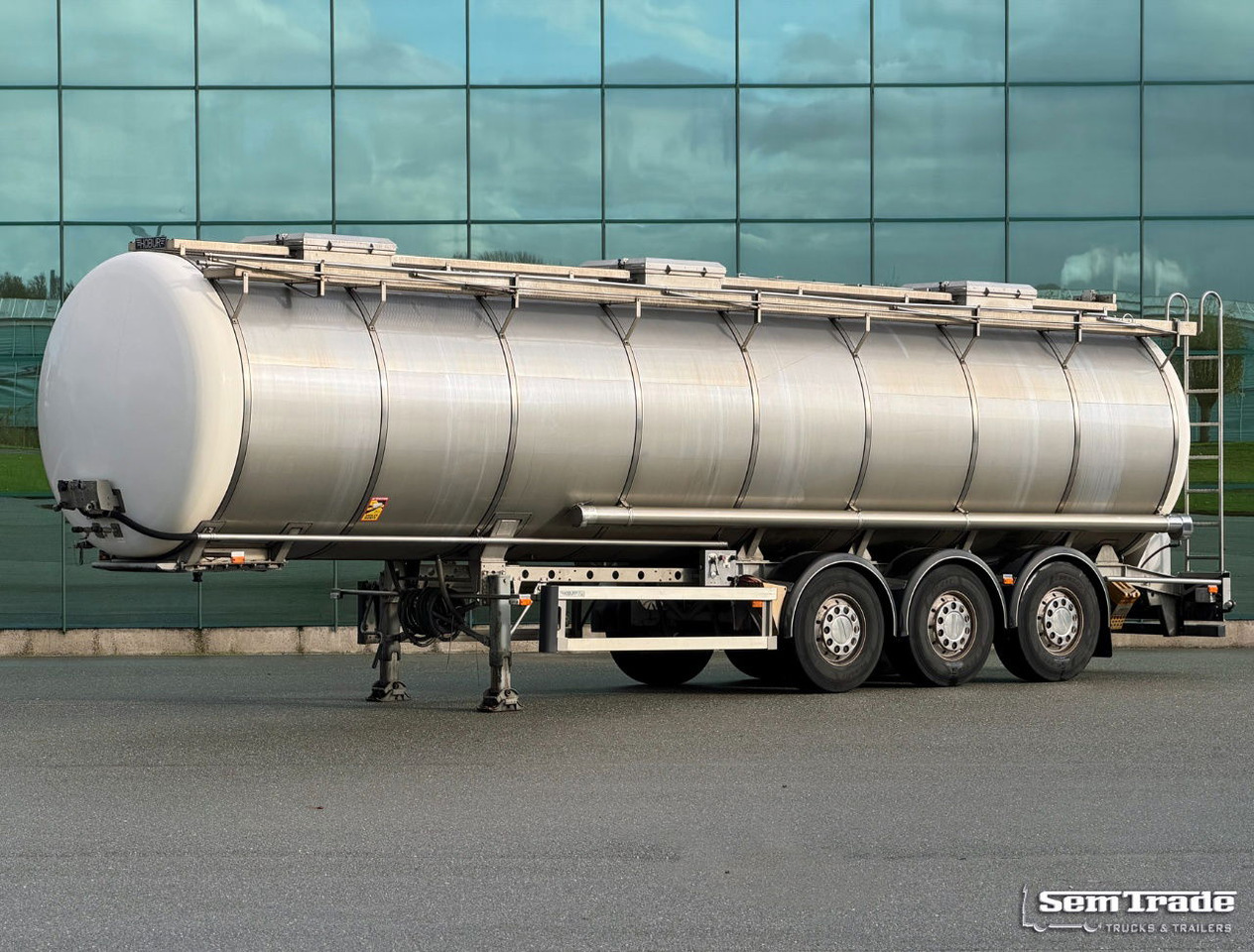 Burg 37.300 Liter 3 Compartments Disc Brakes Super Condition NL Trailer - Полуприцеп-цистерна: фото 1 Burg 37.300 Liter 3 Compartments Disc Brakes Super Condition NL Trailer - Полуприцеп-цистерна: фото 1