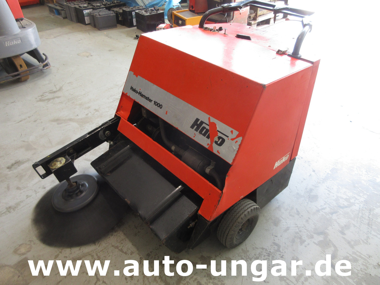 HAKO Hamster Benzin - Kehrmaschine mit eigenem Antrieb und Seitenbesen - Подметально-уборочная машина: фото 1 HAKO Hamster Benzin - Kehrmaschine mit eigenem Antrieb und Seitenbesen - Подметально-уборочная машина: фото 1