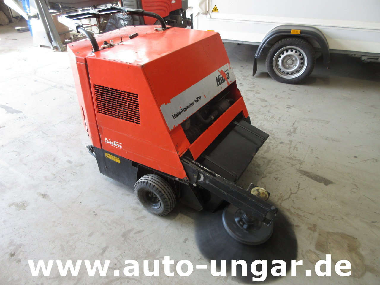 HAKO Hamster Benzin - Kehrmaschine mit eigenem Antrieb und Seitenbesen - Подметально-уборочная машина: фото 3 HAKO Hamster Benzin - Kehrmaschine mit eigenem Antrieb und Seitenbesen - Подметально-уборочная машина: фото 3