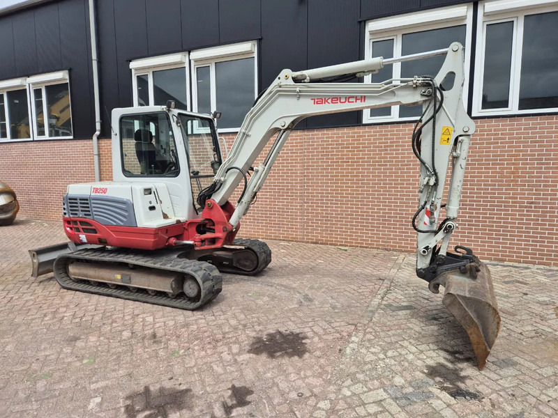 Takeuchi TB250 - Мини-экскаватор: фото 4 Takeuchi TB250 - Мини-экскаватор: фото 4