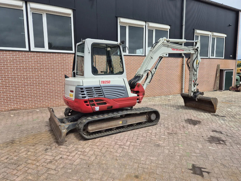 Takeuchi TB250 - Мини-экскаватор: фото 3 Takeuchi TB250 - Мини-экскаватор: фото 3