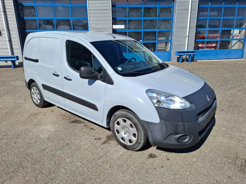 Peugeot Partner 1.6 HDI / TUV:12-01-2026 / AIRCO / CLOSED BOX / MANUAL / EURO-5 b / 2015 - Легковой фургон: фото 2 Peugeot Partner 1.6 HDI / TUV:12-01-2026 / AIRCO / CLOSED BOX / MANUAL / EURO-5 b / 2015 - Легковой фургон: фото 2
