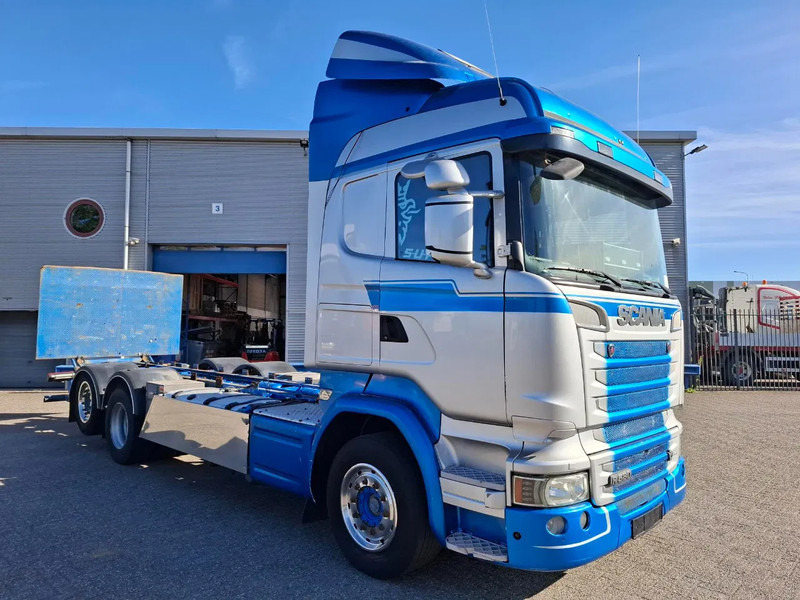 Scania R580 V8 / RETARDER / LIFT+LENKACHSE / FULL-AIR / PLATFORM 2000 KG / LEATHER / AIRCO / AUTOMATIC / EURO-6 / 2015 - Грузовик-шасси: фото 2 Scania R580 V8 / RETARDER / LIFT+LENKACHSE / FULL-AIR / PLATFORM 2000 KG / LEATHER / AIRCO / AUTOMATIC / EURO-6 / 2015 - Грузовик-шасси: фото 2