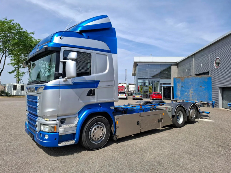Scania R580 V8 / RETARDER / LIFT+LENKACHSE / FULL-AIR / PLATFORM 2000 KG / NAVI / LEATHER / AIRCO / AUTOMATIC / EURO-6 / 2014 - Грузовик-шасси: фото 1 Scania R580 V8 / RETARDER / LIFT+LENKACHSE / FULL-AIR / PLATFORM 2000 KG / NAVI / LEATHER / AIRCO / AUTOMATIC / EURO-6 / 2014 - Грузовик-шасси: фото 1