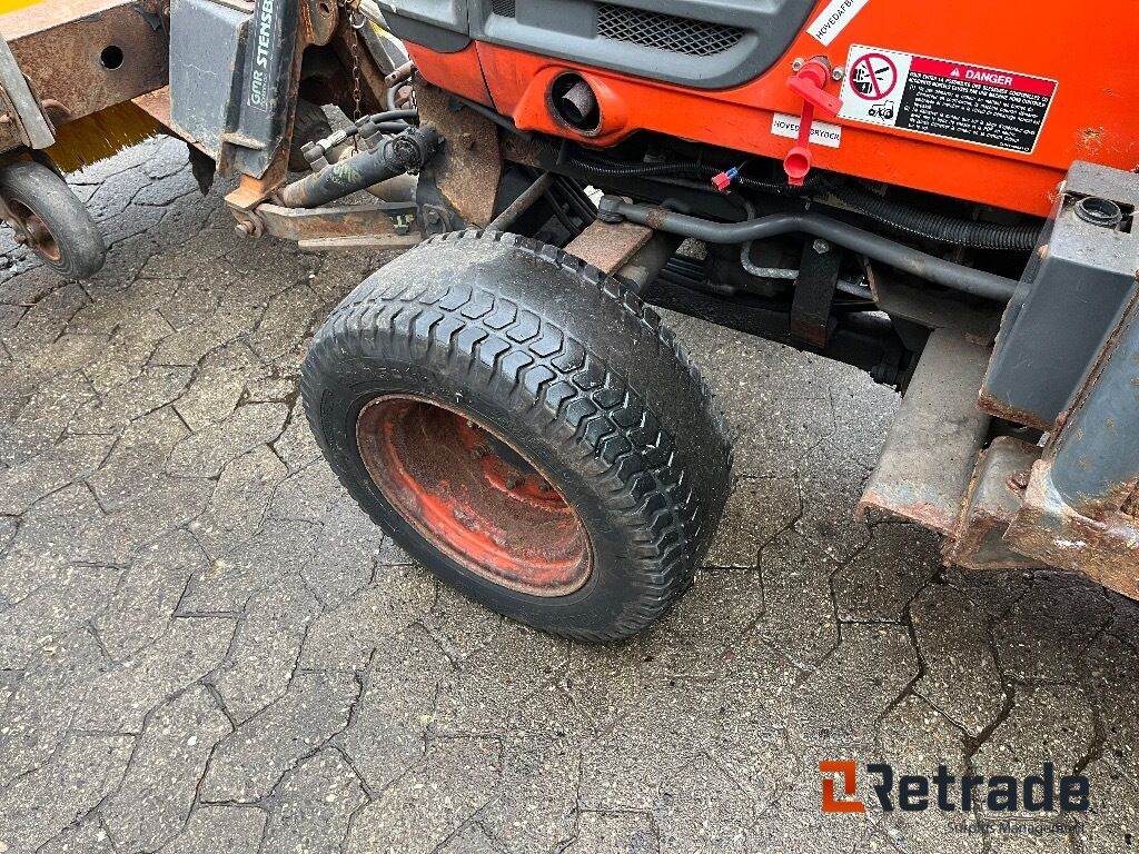 Коммунальный трактор, Подметально-уборочная машина Traktor Kubota B2100   4WD: фото 10