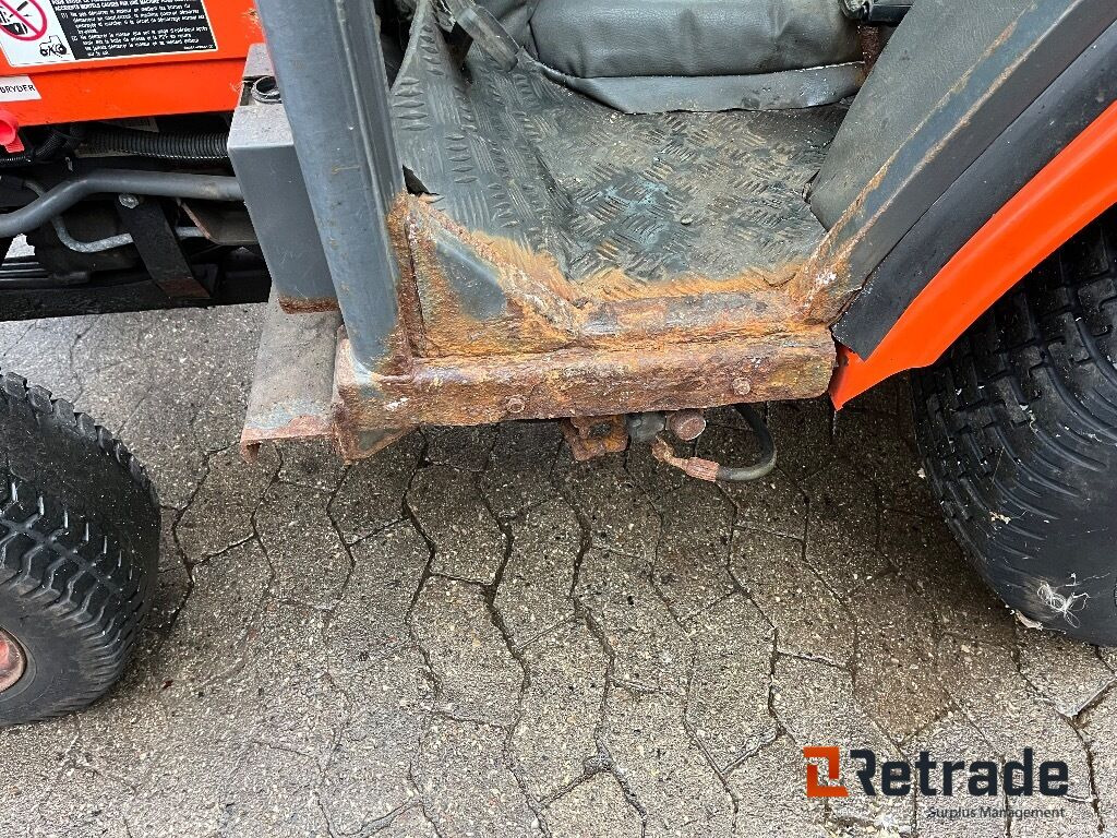 Коммунальный трактор, Подметально-уборочная машина Traktor Kubota B2100   4WD: фото 9