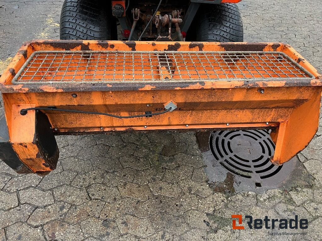 Коммунальный трактор, Подметально-уборочная машина Traktor Kubota B2100   4WD: фото 6