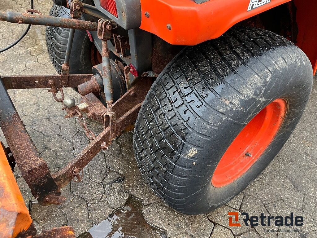 Коммунальный трактор, Подметально-уборочная машина Traktor Kubota B2100   4WD: фото 20