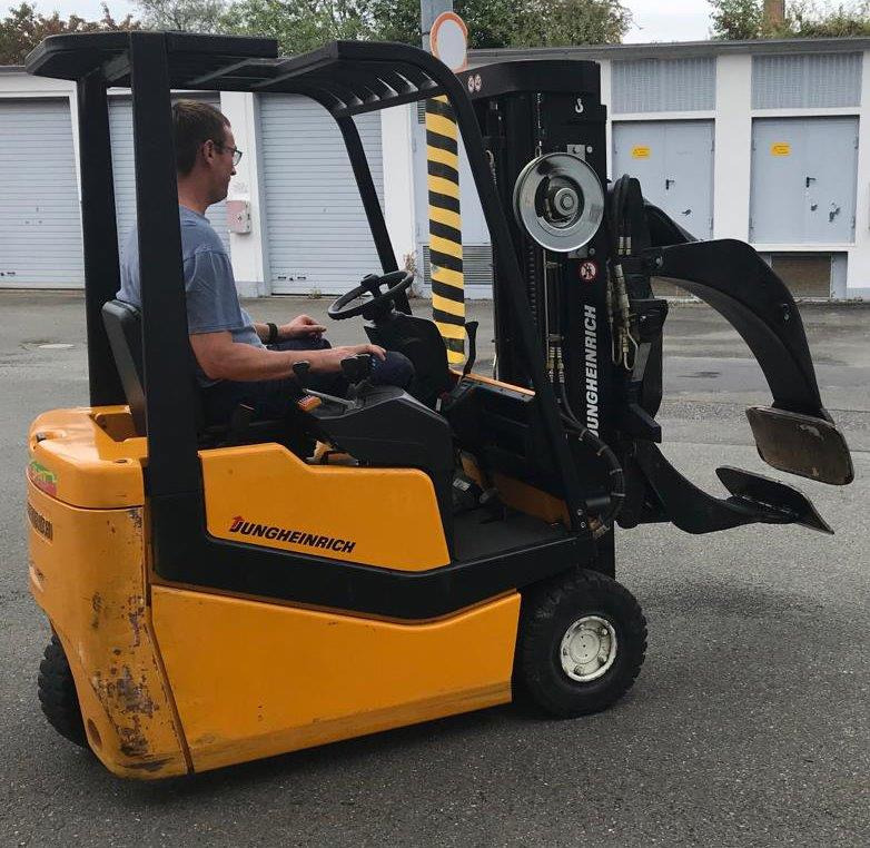 Three-wheel electric front loader Jungheinrich EFG DF 15 with duplex mast and Meyer roller clamp - Электропогрузчик: фото 5 Three-wheel electric front loader Jungheinrich EFG DF 15 with duplex mast and Meyer roller clamp - Электропогрузчик: фото 5