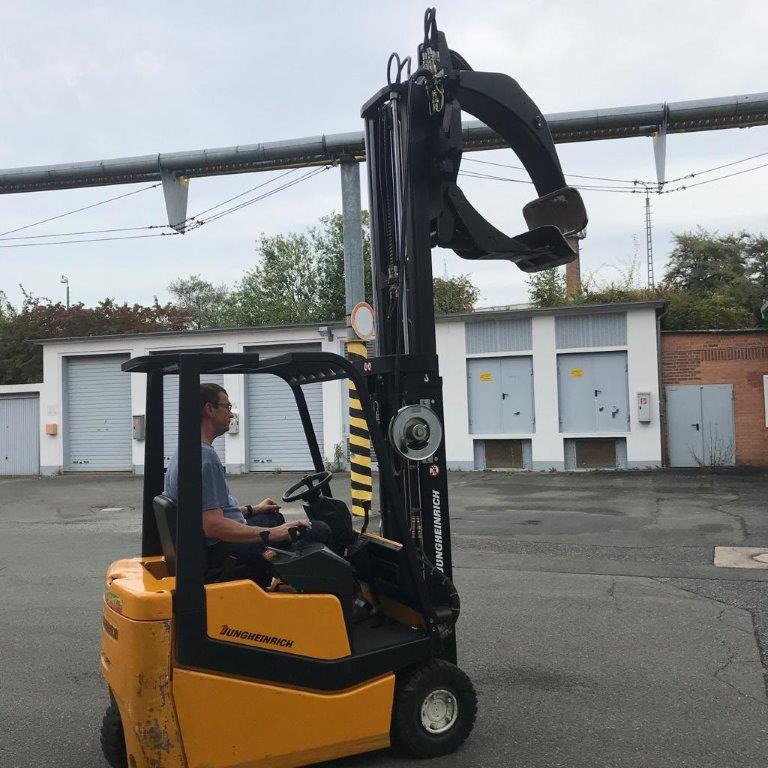 Three-wheel electric front loader Jungheinrich EFG DF 15 with duplex mast and Meyer roller clamp - Электропогрузчик: фото 2 Three-wheel electric front loader Jungheinrich EFG DF 15 with duplex mast and Meyer roller clamp - Электропогрузчик: фото 2