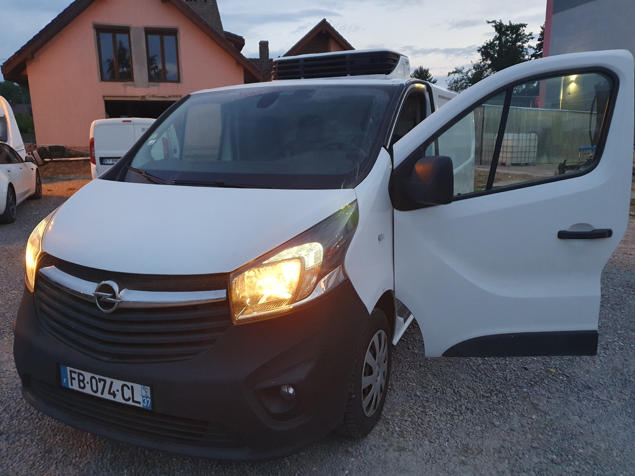 Opel VIVARO CHLODNIA CARRIER+230V KLIMA NAVI EURO6 - Фургон-рефрижератор: фото 3 Opel VIVARO CHLODNIA CARRIER+230V KLIMA NAVI EURO6 - Фургон-рефрижератор: фото 3