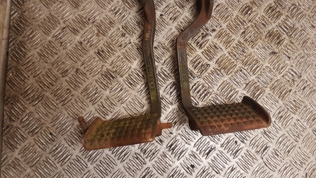 Case International 856, 895 Xl Brake Pedals 3232965r92, 3232966r92, 3232959r2 - Детали тормозной системы для Тракторов: фото 2 Case International 856, 895 Xl Brake Pedals 3232965r92, 3232966r92, 3232959r2 - Детали тормозной системы для Тракторов: фото 2