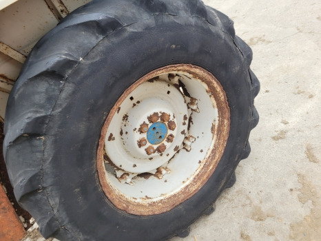 Ford 2600, 3600, 4600, 4000 Rear Wheel Rim And Tyre 16.9 R30 - Колесо: фото 4 Ford 2600, 3600, 4600, 4000 Rear Wheel Rim And Tyre 16.9 R30 - Колесо: фото 4