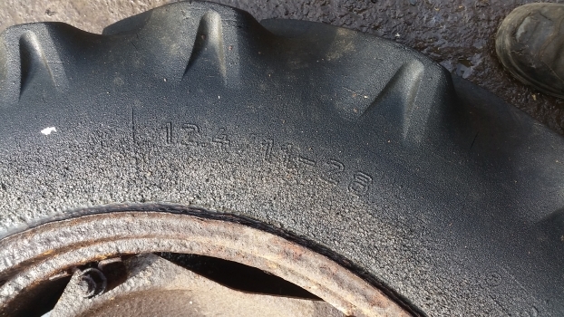 Ford 4000 Rear Wheel And Tyre 12.4/11-28. Please Check The Description - Колесо для Тракторов: фото 3 Ford 4000 Rear Wheel And Tyre 12.4/11-28. Please Check The Description - Колесо для Тракторов: фото 3