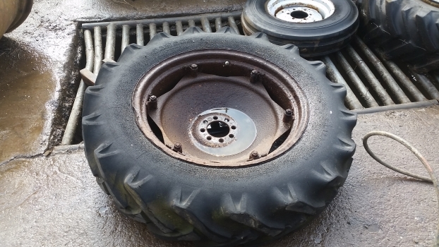 Ford 4000 Rear Wheel And Tyre 12.4/11-28. Please Check The Description - Колесо для Тракторов: фото 1 Ford 4000 Rear Wheel And Tyre 12.4/11-28. Please Check The Description - Колесо для Тракторов: фото 1